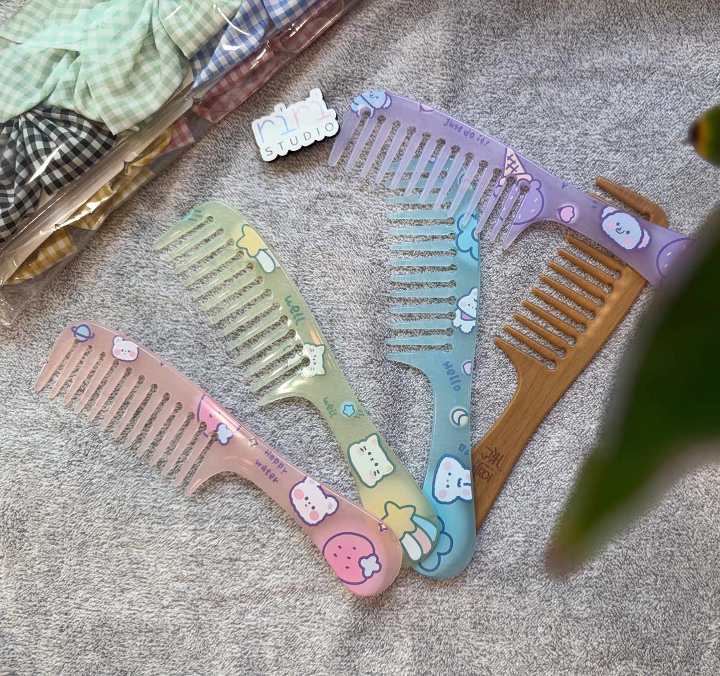 Cute Cartoon Wide-Tooth Detangling Comb – Pastel Printed Hair Comb
